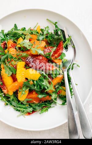 Insalata di arugula agli agrumi con arance sanguigne, cara e arance navali Foto Stock