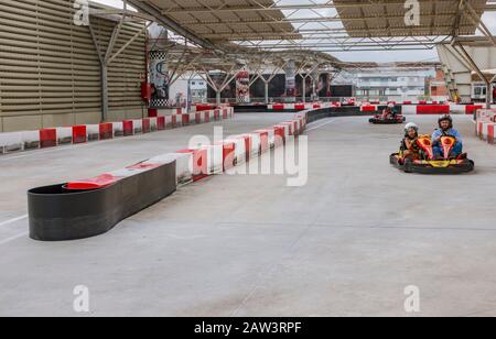 Circuito di gara di karting sul tetto con centro commerciale di kart da corsa Miramar, Fuengirola, Spagna. Foto Stock