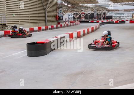 Circuito di gara di karting sul tetto con centro commerciale di kart da corsa Miramar, Fuengirola, Spagna. Foto Stock