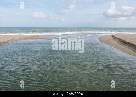 Bocca di fiume sfocia nel mare. Rio Fuengirola, Spagna. Foto Stock