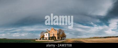 Synkavichy, Distretto Di Zelva, Provincia Di Hrodna, Bielorussia. Antica Chiesa Di San Michele Arcangelo. Chiesa Ortodossa. Chiesa Gotica Fortificata Bielorussa. Fa Foto Stock