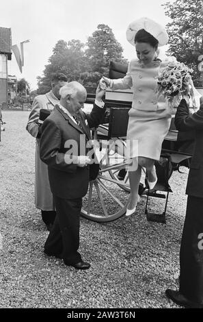 La Principessa Margriet visita Alley la Principessa Margriet salta fuori dalla carrozza, aiutato dal Sindaco J.P.. Drost Data: 15 giugno 1967 Località: De Steeg, Gelderland Parole Chiave: Visita, sindaci, carrozze, principesse Nome Persona: Drost, JP, Margaret, Princess Foto Stock