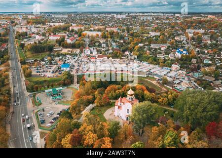 Mahiliou, Bielorussia. Mogilev Cityscape con tempio dei Santi martiri reali e nuovi martiri e confessori del XX secolo. Vista aerea della Skyline Foto Stock