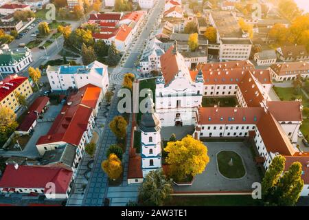 Pinsk, regione di Brest, Bielorussia. Paesaggio urbano di Pinsk Skyline In autunno la mattina. Vista panoramica del Duomo di nome della Beata Vergine Maria e il Monastero Foto Stock