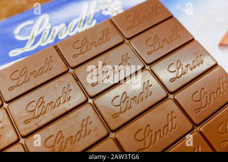 Valencia, Spagna - 5 febbraio 2020: Tavoletta di cioccolato di marca Lindt Swiss. Foto Stock