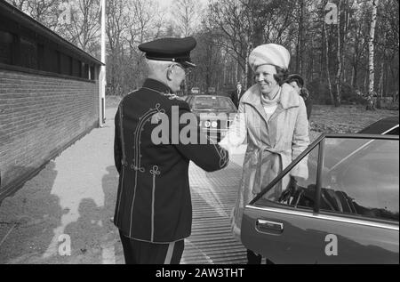 La Principessa Beatrix aprì il nuovo centro equestre al Centro Equestre militare Marcroix nella caserma Bernhard della principessa Amersfoort, scuole di equitazione, porti, Beatrix, Principessa Data: 20 marzo 1979 Ubicazione: Amersfoort Parole Chiave: Stalle, aperture, principesse Nome: Beatrix, principessa Foto Stock