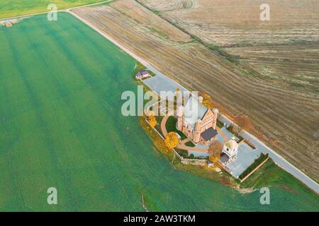 Synkavichy, Zelva Distretto, Provincia di Hrodna, Bielorussia. Antenna Bird's-eye chiesa di San Michele Arcangelo. Chiesa ortodossa orientale. Bielorusso Goth Foto Stock