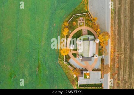 Synkavichy, Zelva Distretto, Provincia di Hrodna, Bielorussia. Antenna Bird's-eye chiesa di San Michele Arcangelo. Chiesa ortodossa orientale. Bielorusso Goth Foto Stock