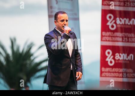 Batumi, Adjara, Georgia - 26 Maggio 2016: cantante esegue sulla strada stadio durante la celebrazione del Giorno di indipendenza della Georgia Foto Stock