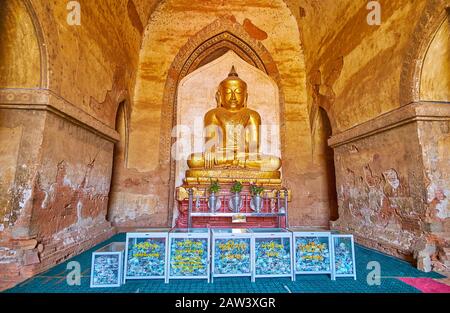 Bagan, MYANMAR - 25 FEBBRAIO 2018: L'antico interno della Pagoda Dhammayangyi con immagine dorata di Buddha sulla Terra la Testimonianza (Toccando la Terra) ges Foto Stock