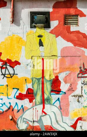 Cairo, graffiti della rivoluzione egiziana su Mohamed Mahmoud Street. Strana rappresentazione di un uomo, la cui testa è stata sostituita da una televisione. Foto Stock