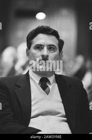 Simposio Sionismo Risposta del CIDI (Centro di informazione e documentazione Israele) all'Hilton Hotel di Amsterdam Prof. Joseph Dam, decano della facoltà ebraica della scuola ebraica di Gerusalemme Data: 18 ottobre 1982 Ubicazione: Amsterdam, Noord-Holland Parole Chiave: Coperte, ritratti, simposi Nome Persona: Dam, Josef Foto Stock