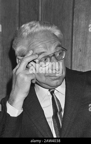 Presentazione del Libro Del Mese: Economia Guarda Professor Jan Pen Data: 27 agosto 1979 Parole Chiave: Libri, ritratti, professori Nome Persona: Pen, Jan Foto Stock