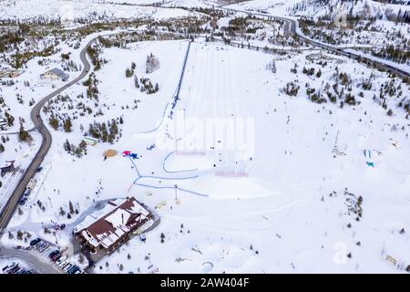 Foto aerea invernale su Frisco di persone che fanno attività ricreative all'aperto sulla neve Foto Stock