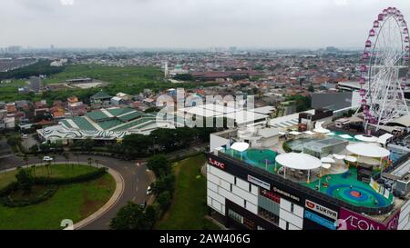 GIACARTA. INDONESIA - 7 FEBBRAIO 2020: VEDUTA AEREA. EON MALL Jakarta Garden City, EON è Il più Grande centro commerciale di Giacarta Est. Foto Stock