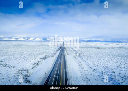 Veduta aerea delle meraviglie invernali dell'autostrada i-70 in Utah Foto Stock