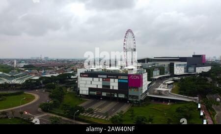 GIACARTA. INDONESIA - 7 FEBBRAIO 2020: VEDUTA AEREA. EON MALL Jakarta Garden City, EON è Il più Grande centro commerciale di Giacarta Est. Foto Stock