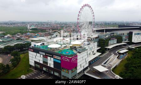 GIACARTA. INDONESIA - 7 FEBBRAIO 2020: VEDUTA AEREA. EON MALL Jakarta Garden City, EON è Il più Grande centro commerciale di Giacarta Est. Foto Stock