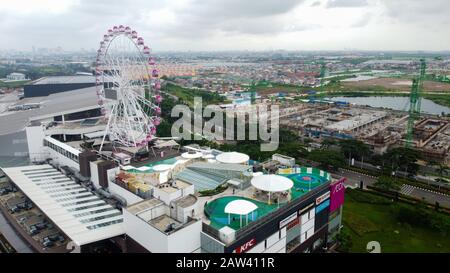 GIACARTA. INDONESIA - 7 FEBBRAIO 2020: VEDUTA AEREA. EON MALL Jakarta Garden City, EON è Il più Grande centro commerciale di Giacarta Est. Foto Stock