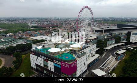 GIACARTA. INDONESIA - 7 FEBBRAIO 2020: VEDUTA AEREA. EON MALL Jakarta Garden City, EON è Il più Grande centro commerciale di Giacarta Est. Foto Stock