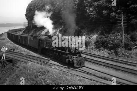 CPR Canadian Pacific Engine 5779 direzione Vancouver lungo il fiume Fraser Foto Stock