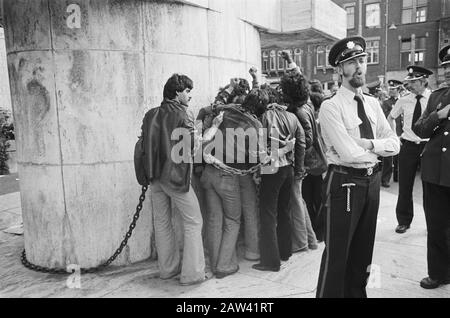 Protesta studenti iraniani su Piazza Dam ad Amsterdam; studenti incatenati Monumento Nazionale Data: 5 settembre 1978 luogo: Amsterdam, Noord-Holland Parole Chiave: Studenti, proteste Institution Nome: National Monument Foto Stock