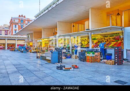 Cadice, SPAGNA - 20 SETTEMBRE 2019: I mercanti depongono frutta e verdura fresca sui banchi di Mercado Central de Abastos (Central Foto Stock