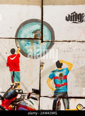 Egitto, Cairo, graffiti della rivoluzione egiziana. Trompe-l'oeil dipinta su grandi blocchi di cemento che bloccano le strade. Foto Stock