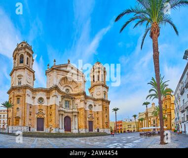Panorama di Piazza della Cattedrale (Plaza de la Catedral) con monumenti storici, come la Cattedrale di Cadice, la Chiesa di Santiago Apostol e città colorata Foto Stock
