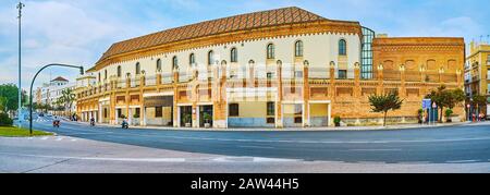 Cadice, SPAGNA - 20 SETTEMBRE 2019: Panorama di Piazza Siviglia con vista su un edificio vintage di ex fabbrica di tabacco, oggi che serve come Palazzo di Foto Stock