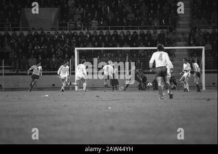 PSV contro Eintracht Braunschweig (UEFA), tempo di gioco ai fini di Jan van Beveren Data: 23 novembre 1977 luogo: Eindhoven Parole Chiave: Sport, calcio Istituto Nome: PSV : Suyk, Koen / Anefo Copyright Titolare: Archivi nazionali Tipo Di Materiale: Negativo (nero / bianco) numero di inventario archivio: Vedi accesso 2.24.01.05 Foto Stock