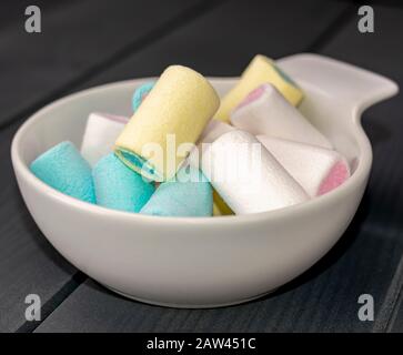 Bacinella bianca di spugne dolci pronte per essere mangiate in una festa dai bambini Foto Stock