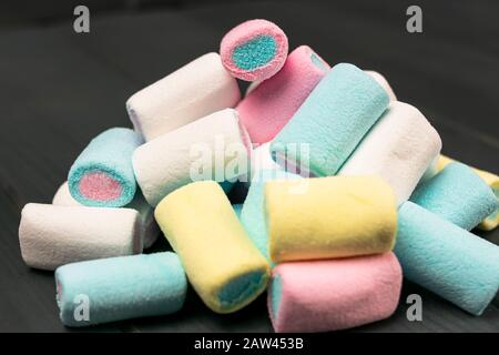 Molte spugne di zucchero di vari colori pronte per essere mangiate dai bambini in una festa Foto Stock