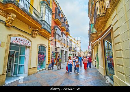 Jerez, SPAGNA - 20 SETTEMBRE 2019: L'affollata Calle Levante - la stretta strada dello shopping, fiancheggiata da edifici storici, situata nel centro storico, a settembre Foto Stock