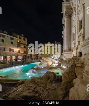 Fontana di Trevi vuota. Vista notturna. Foto Stock