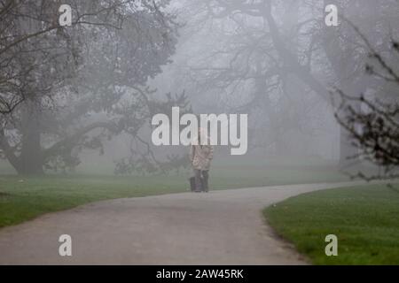 Londra, Regno Unito. 6th Feb, 2020. Un uomo cammina a Victoria Park, Londra Est. Credit: Steve Taylor/Sopa Images/Zuma Wire/Alamy Live News Foto Stock