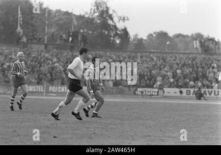 PSV contro Sparta 1-1, coppa semifinale. Left Bent Schmidt-Hansen (PSV), Right Willy van der Kuijlen (PSV) Data: 4 giugno 1969 Parole Chiave: Sport, football Nome Persona: Kuijlen, Willy van der Schmidt Hansen, Bengt Nome istituzione: PSV, Sparta Foto Stock