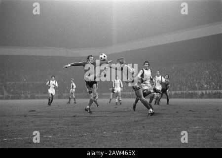 PSV contro Sparta 1-0, Willy the Kuylen (L) vies m keeper Doesburg Data: 29 ottobre 1977 Parole Chiave: Goalies, sports, football Institution Name: PSV, Sparta Foto Stock