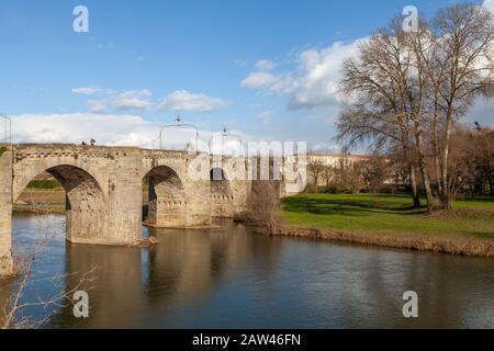 Vista dal Pont Vieux che attraversa il fiume Aude nella città di Carcassonne, Francia. Foto Stock