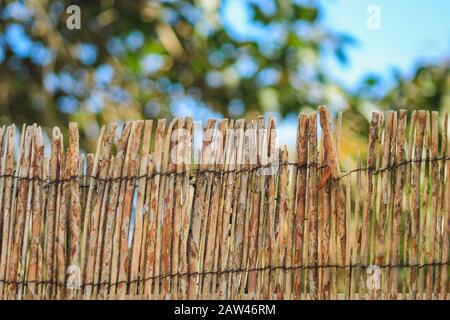 Recinto di bambù fatto a mano usato in giardino a Mallorca, Spagna Foto Stock