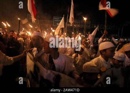 Migliaia di bambini musulmani indonesiani a Bogor partecipano a una parata illuminata da torcia per celebrare il nuovo anno islamico di 1 Muharram 1441 Hijri a Bogor, Giava Occidentale, Indonesia, il 30 agosto 2019. Foto Stock