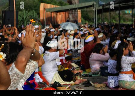 Gli indù balinesi di Yogyakarta pregano durante la cerimonia di Melasti a Parangkusumo Beach, domenica 3 marzo 2019. Portano offerte che contengono frutta, fiori e incenso per l'offerta. Melasti è auto pulizia prima di entrare Nel Nyepi Day o Silent Day ed è di solito fatto in acqua fonte come il mare o lago. Credono facendo Melasti tutti i tratti cattivi dell'anima e del corpo. Foto Stock