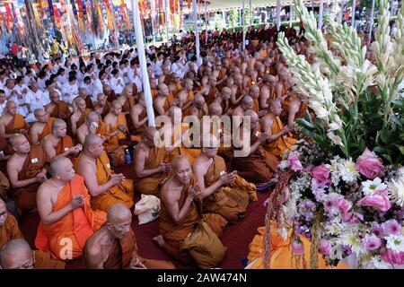 Migliaia di buddisti si sono riuniti per svolgere la processione di preghiera durante la celebrazione di Vesak 2563 ESSERE nel Tempio di Mendut, Giava Centrale, Sabato, 18 Maggio 2019. La processione si è svolta poco prima dell'arrivo di Vesak, che si è concentrata sul Tempio di Borobudur, domenica 19 maggio 2019. Foto Stock