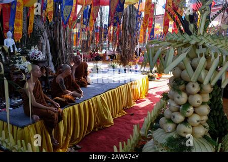 Migliaia di buddisti si sono riuniti per svolgere la processione di preghiera durante la celebrazione di Vesak 2563 ESSERE nel Tempio di Mendut, Giava Centrale, Sabato, 18 Maggio 2019. La processione si è svolta poco prima dell'arrivo di Vesak, che si è concentrata sul Tempio di Borobudur, domenica 19 maggio 2019. Foto Stock