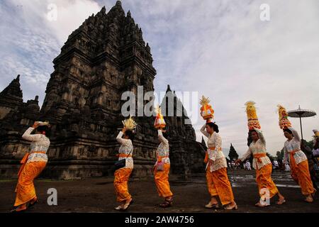 Gli induisti indonesiani hanno eseguito una grande cerimonia di Tawur Agung Kesanga un giorno prima del Nyepi o del giorno silenzioso nel tempio di Pramabanan, mercoledì 6 marzo 2019. Tawur Agung Kesanga è una cerimonia spirituale degli Indù per dare senso all'armonia della vita che si fa mantenendo l'equilibrio con Dio, gli esseri umani e l'universo. Nel giorno di Nyepi tutti gli indù si tengono in silenzio senza fare nulla che ha chiamato Tapa Brata. Foto Stock