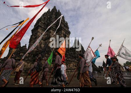 Gli induisti indonesiani hanno eseguito una grande cerimonia di Tawur Agung Kesanga un giorno prima del Nyepi o del giorno silenzioso nel tempio di Pramabanan, mercoledì 6 marzo 2019. Tawur Agung Kesanga è una cerimonia spirituale degli Indù per dare senso all'armonia della vita che si fa mantenendo l'equilibrio con Dio, gli esseri umani e l'universo. Nel giorno di Nyepi tutti gli indù si tengono in silenzio senza fare nulla che ha chiamato Tapa Brata. Foto Stock