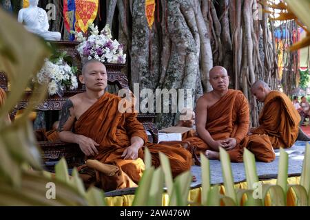 Migliaia di buddisti si sono riuniti per svolgere la processione di preghiera durante la celebrazione di Vesak 2563 ESSERE nel Tempio di Mendut, Giava Centrale, Sabato, 18 Maggio 2019. La processione si è svolta poco prima dell'arrivo di Vesak, che si è concentrata sul Tempio di Borobudur, domenica 19 maggio 2019. Foto Stock