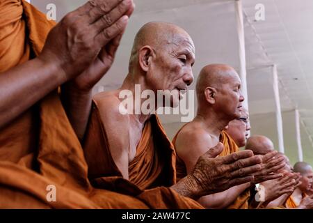 Migliaia di buddisti si sono riuniti per svolgere la processione di preghiera durante la celebrazione di Vesak 2563 ESSERE nel Tempio di Mendut, Giava Centrale, Sabato, 18 Maggio 2019. La processione si è svolta poco prima dell'arrivo di Vesak, che si è concentrata sul Tempio di Borobudur, domenica 19 maggio 2019. Foto Stock