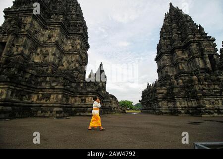 Gli induisti indonesiani hanno eseguito una grande cerimonia di Tawur Agung Kesanga un giorno prima del Nyepi o del giorno silenzioso nel tempio di Pramabanan, mercoledì 6 marzo 2019. Tawur Agung Kesanga è una cerimonia spirituale degli Indù per dare senso all'armonia della vita che si fa mantenendo l'equilibrio con Dio, gli esseri umani e l'universo. Nel giorno di Nyepi tutti gli indù si tengono in silenzio senza fare nulla che ha chiamato Tapa Brata. Foto Stock