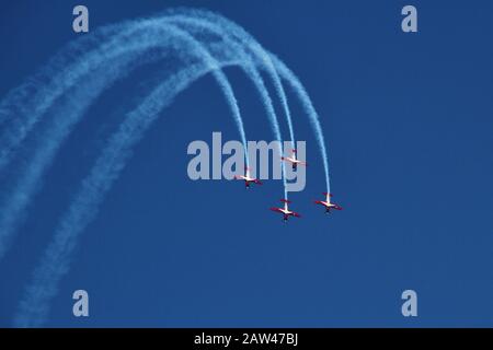 La squadra acrobatica dell'Aeronautica Indonesiana di Jupiter (TNI-AU) ha condotto un'esposizione aerea durante l'Air Show di Jogja a Depok Beach a Yogyakarta Indonesia, sabato 24 agosto 2019. Il Jupiter Team indonesiano ha appena dato la migliore performance acrobatica alla Langkawi International Maritime and Aerospace Exhibition (Lima) al 2019. Foto Stock